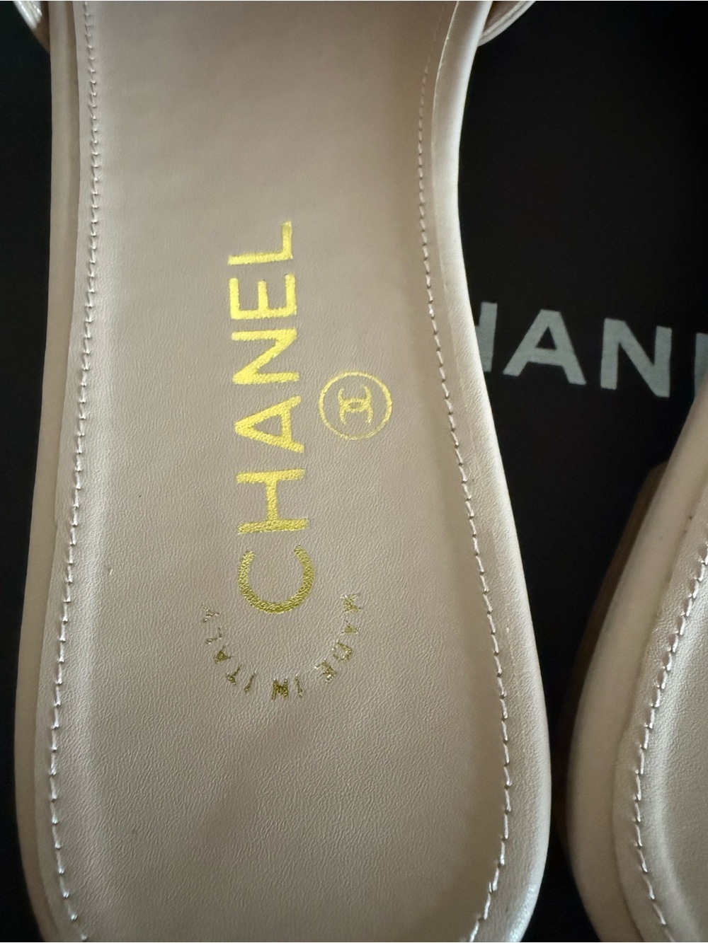 CHANEL Pink Quilted Leather Slide Sandals with Gold CC. NWOB. - Picture 3 of 5